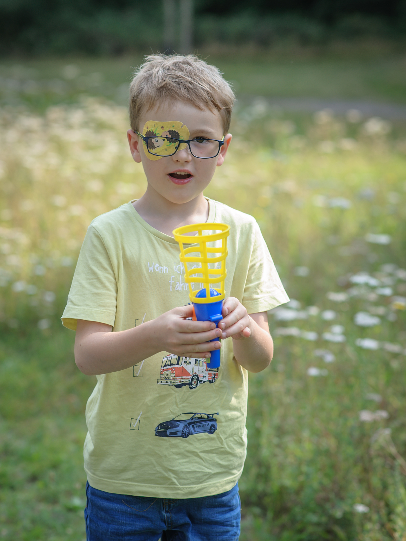 Jongen met ORTOPAD® oogpleister "egel" speelt