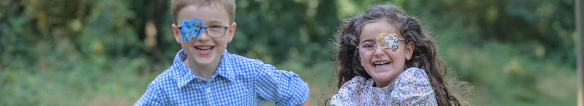 Kopafbeelding twee kinderen houden in de hand