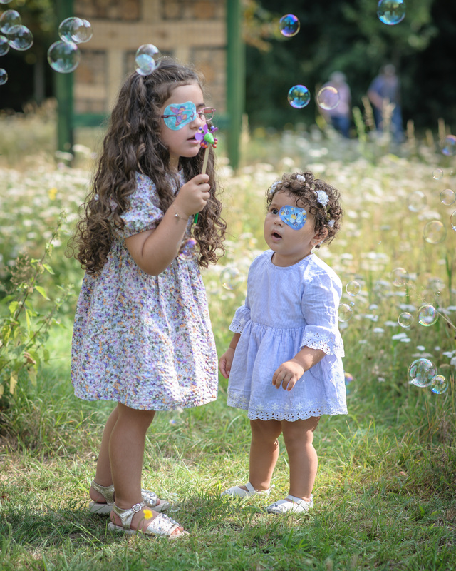 Twee meisjes met ORTOPAD® maken zeepbellen