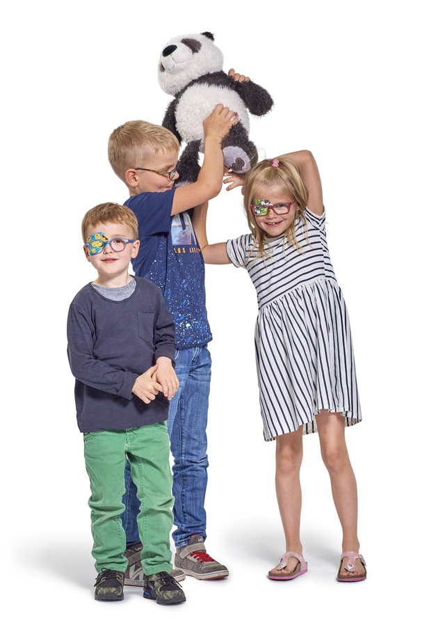 Twee jongens en één meisje spelen met een pandaknuffel