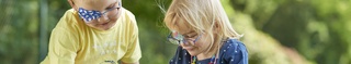 Kopafbeelding spelende kinderen met ORTOPAD®-oogpleisters spoken en regenbogen
