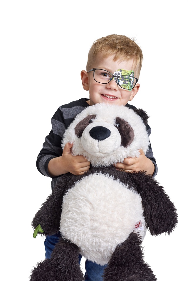 Jongen met pandaknuffel in de arm