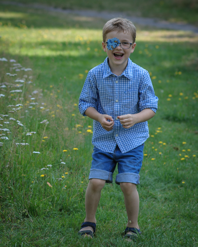 Jongen met ORTOPAD®-oogpleister lacht