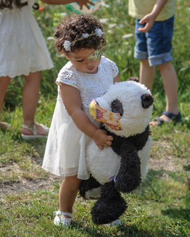 Klein meisje met ORTOPAD® en panda in de hand