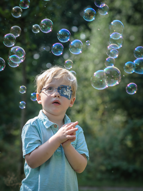 Kleine jongen met ORTOPAD® oogpleister "astronaut"